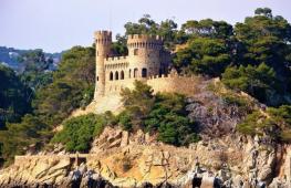 What is the uniqueness of a holiday on the Costa Brava?
