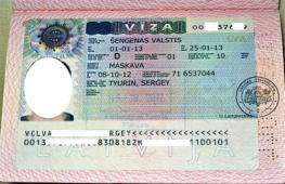 How can Russians independently apply for a visa to travel to Latvia?